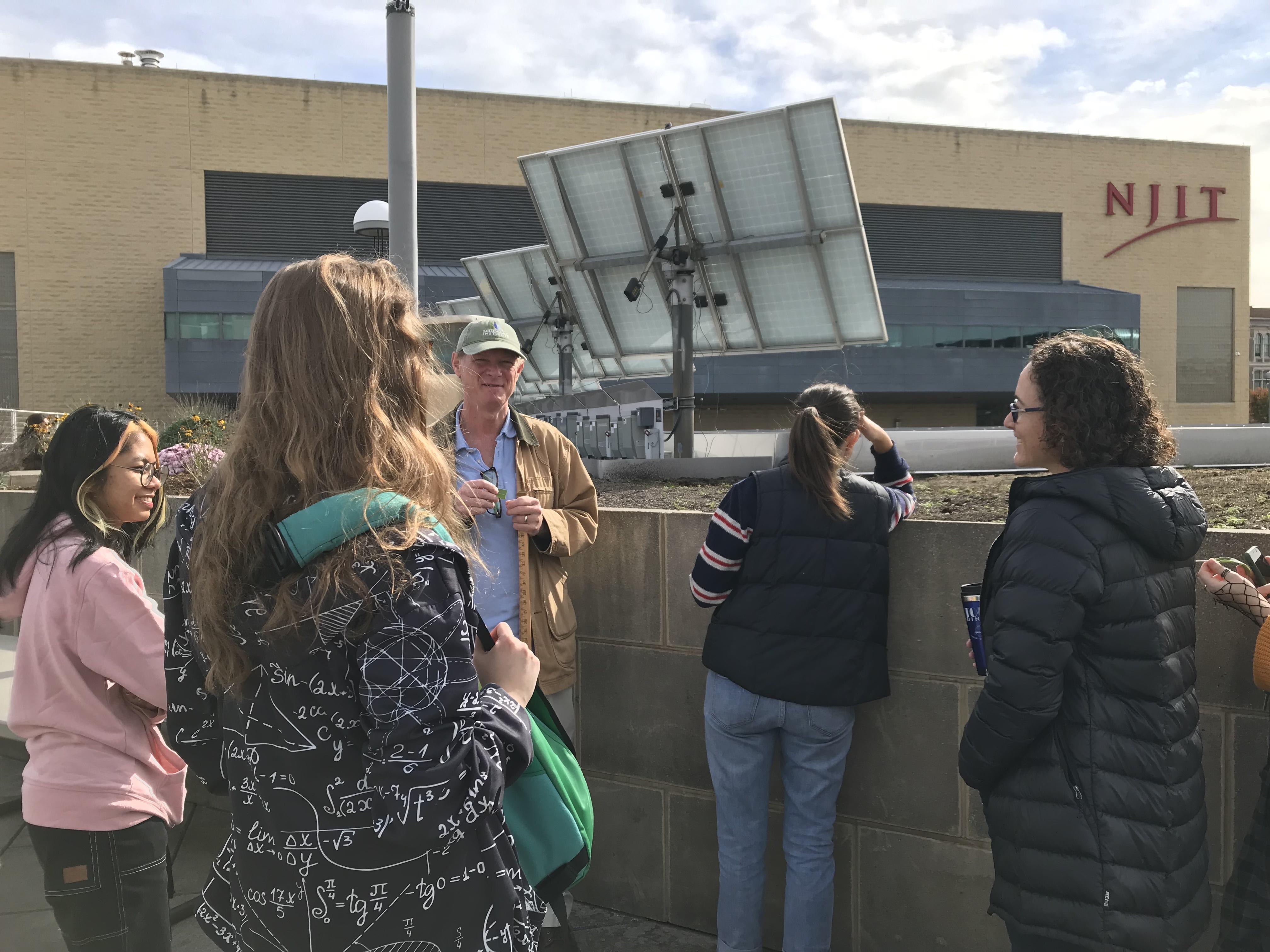 Miembros del Laboratorio de Ecología Urbana monitorean el progreso del the Newark Rooftop Therapy Garden.