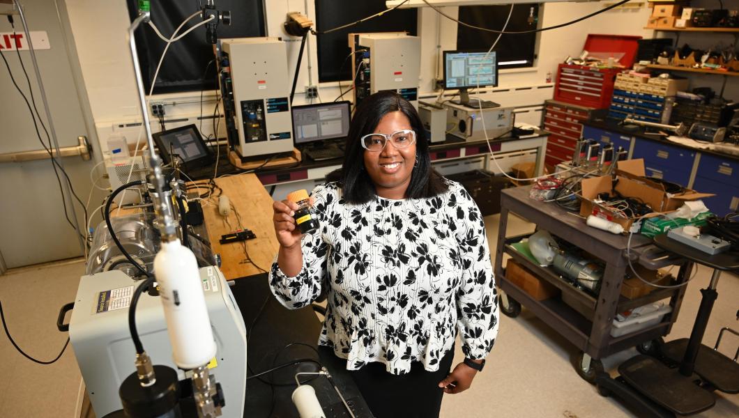 NJIT Alum Ogo Enekwizu Brings Soot-seeded Clouds into Brookhaven National Lab 